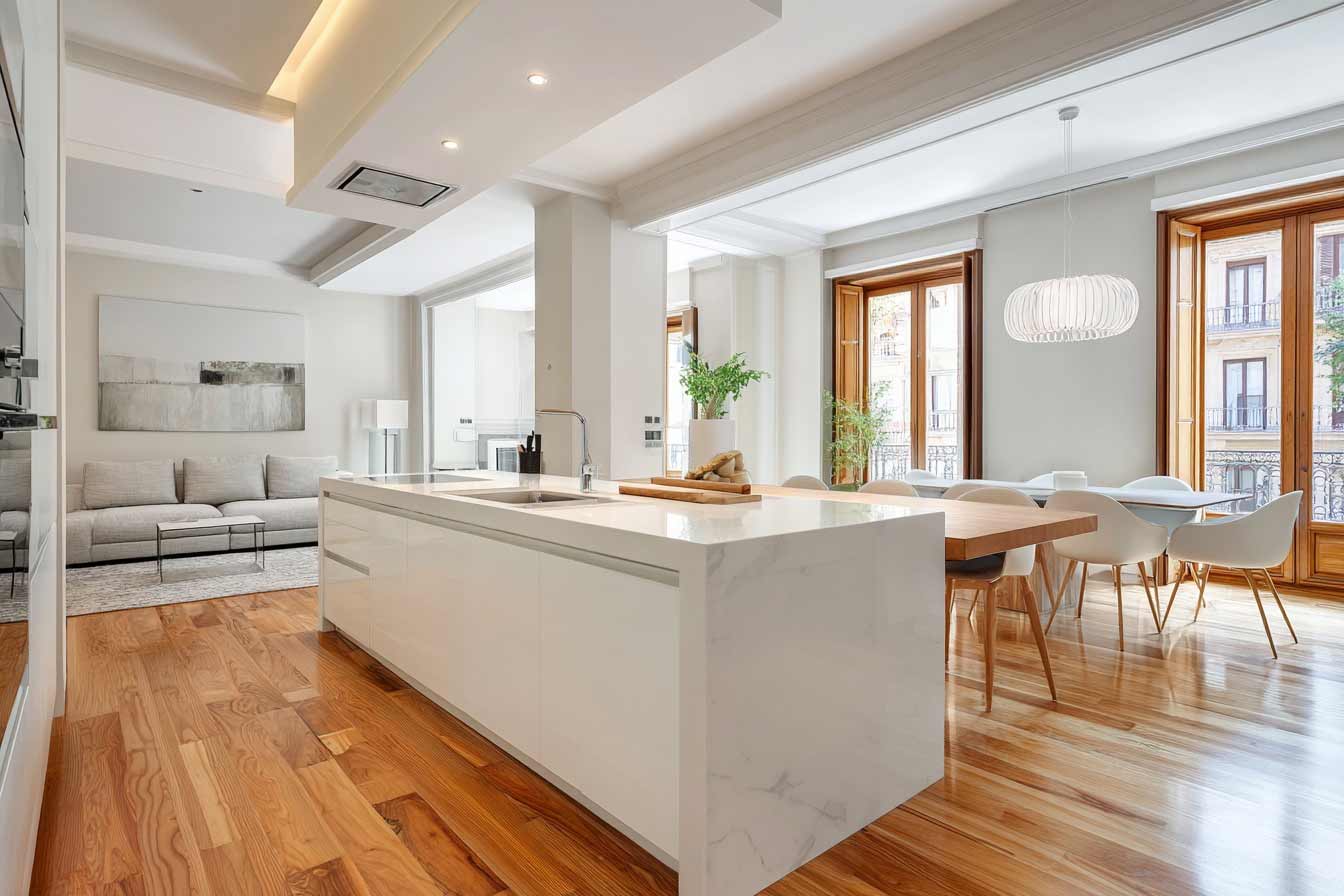 Reforma integral de vivienda en Vitoria realizada por Espacium con cocina abierta al salón.