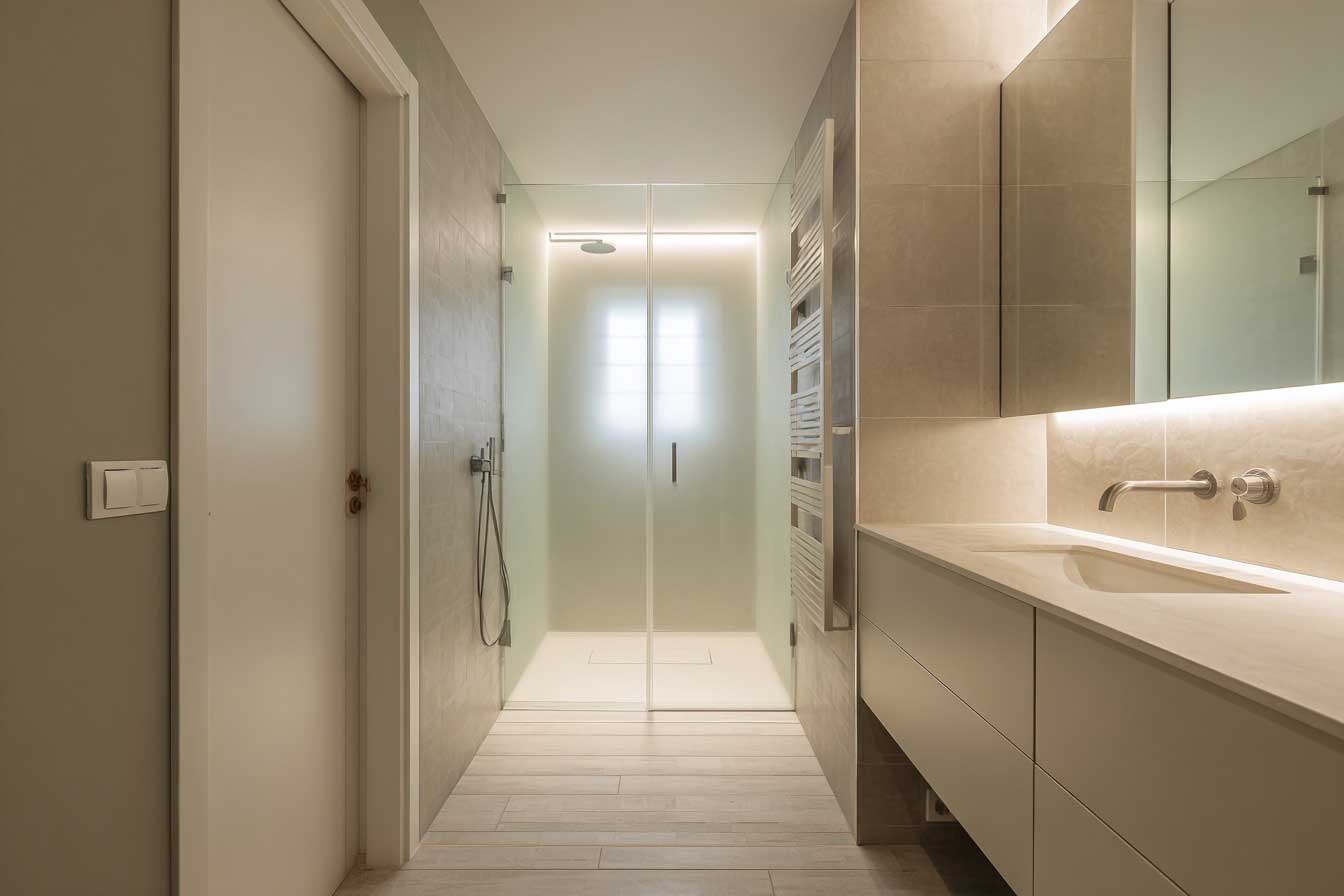 Vivienda adaptada en Vitoria con baño accesible y cocina moderna para movilidad reducida.