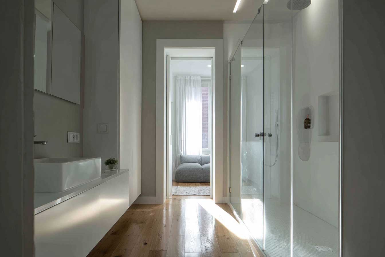 Baño adaptado en Vitoria reformado por Espacium con acceso para silla de ruedas.